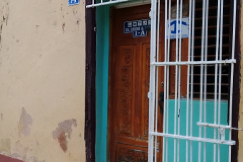 Entrada_de_la_Casa_Hostal_Orlando_y_Familia_(El Chino)_en_la_ciudad_de_Trinidad_en_Cuba